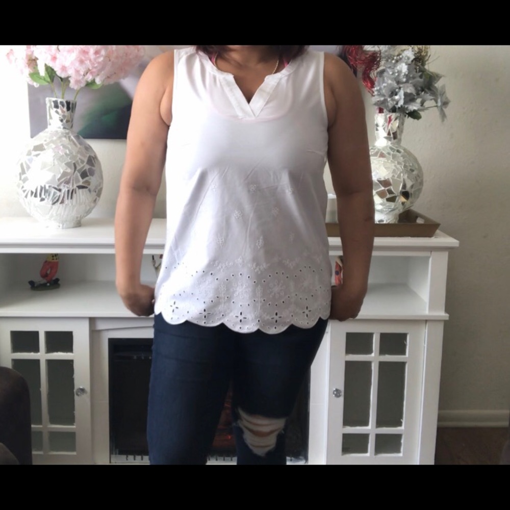 🍀White blouse size M 100% cotton v neck with an e